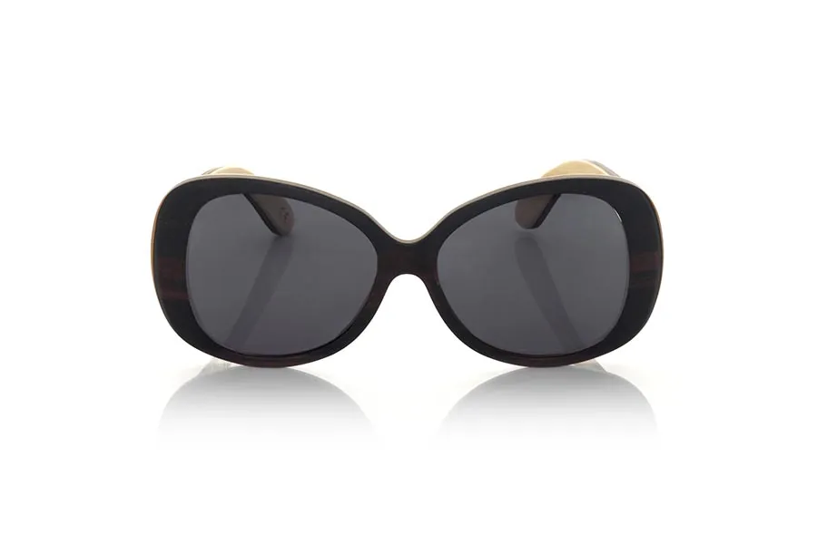 Gafas de Madera Natural de Ébano ZAHORA. Las gafas de sol ZAHORA están fabricadas en una combinación de maderas de Ébano y Arce. El frontal de esta gafa redondeada y de líneas sexys está fabricado en madera laminada de ébano y arce.  Las varillas son finas realizadas en la misma combinación de maderas laminadas. Te sorprenderá el diseño y la belleza de la madera. Medida frontal: 150x58mm Venta al Por Mayor y Detalle | Root Sunglasses® 