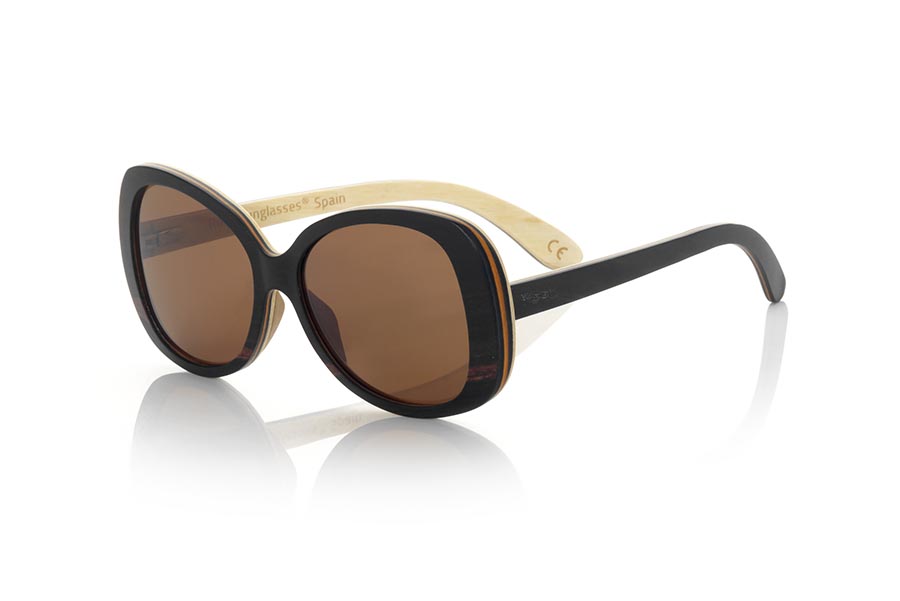Gafas de Madera Natural de Ébano ZAHORA. Las gafas de sol ZAHORA están fabricadas en una combinación de maderas de Ébano y Arce. El frontal de esta gafa redondeada y de líneas sexys está fabricado en madera laminada de ébano y arce.  Las patillas son finas realizadas en la misma combinación de maderas laminadas. Te sorprenderá el diseño y la belleza de la madera. Medida frontal: 150x58mm Venta al Por Mayor y Detalle | Root Sunglasses® 