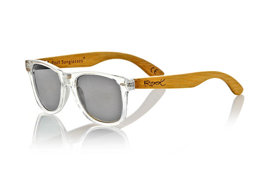 Gafas de Madera Natural de Bambú CANDY TR. Las gafas de sol Candy TR están realizadas con el frontal de material sintético transparente y las varillas en madera de bambú natural combinadas con cuatro colores de lentes que se adaptarán a la perfección a tu gusto y a tu estilo moderno. Medida frontal: 148x50mm Venta al Por Mayor y Detalle | Root Sunglasses® 