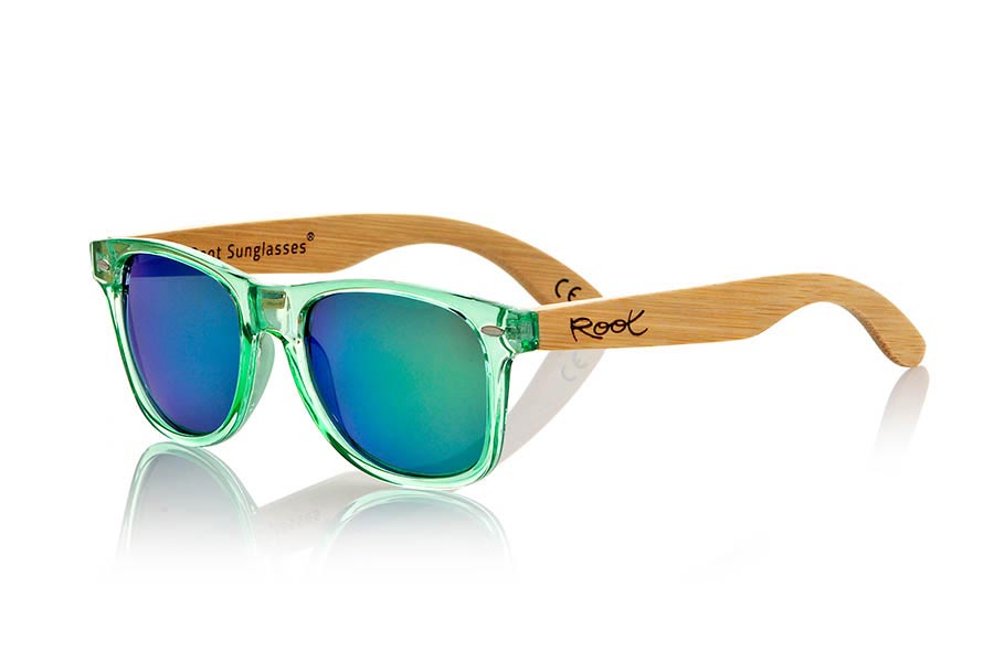 Gafas de Madera Natural de Bambú modelo CANDY GREEN. Las gafas de sol Candy Green están fabricadas con el frontal en material sintético verde transparente y las patillas de madera de bambú natural combinadas con cuatro colores de lentes que te permitirán adaptarlas a tu estilo. Medida frontal: 148x50mm | Root Sunglasses®