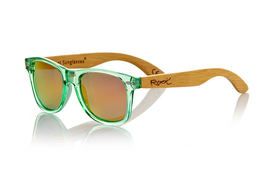 Wood eyewear of Bamboo modelo CANDY GREEN. Candy Green sunglasses are made with green synthetic transparent front and sideburns in natural bamboo combined with four lens colors that will adapt perfectly to your taste and your modern style. Front Measure: 148x50mm | Root Sunglasses® 