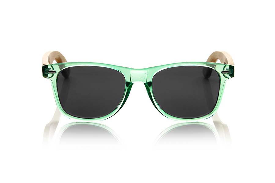 Gafas de Madera Natural de Bambú CANDY GREEN. Las gafas de sol Candy Green están fabricadas con el frontal en material sintético verde transparente y las varillas de madera de bambú natural combinadas con cuatro colores de lentes que te permitirán adaptarlas a tu estilo. Medida frontal: 148x50mm Venta al Por Mayor y Detalle | Root Sunglasses® 