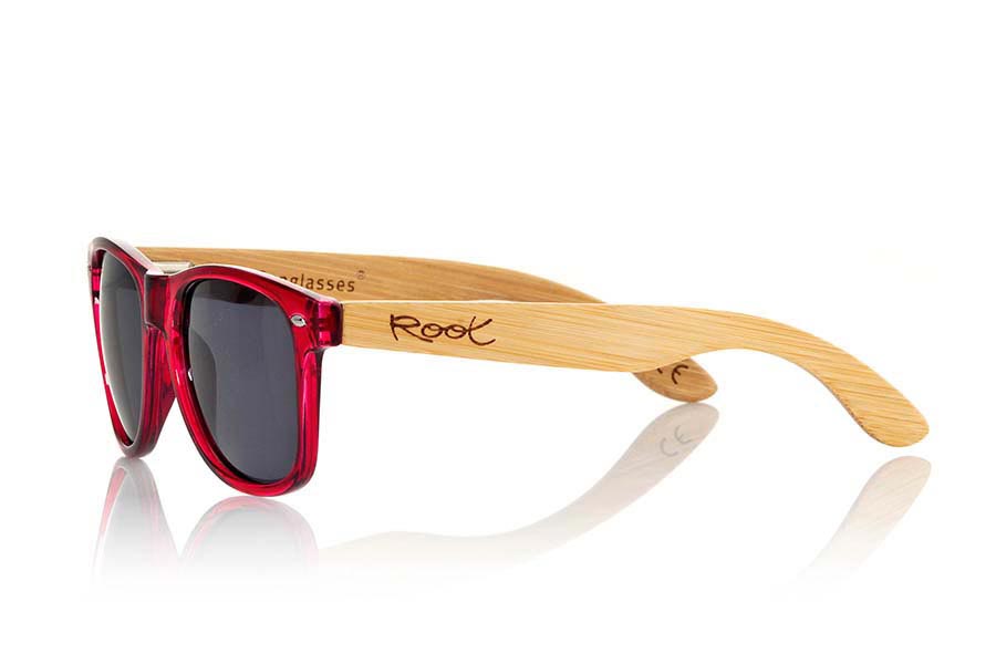 Gafas de Madera Natural de Bambú CANDY PINK. Las gafas de sol Candy Pink están fabricadas con el frontal en material sintético rojo oscuro transparente y las varillas de madera de bambú natural combinadas con cuatro colores de lentes que te permitirán adaptarlas a tu estilo. Medida frontal: 148x50mm Venta al Por Mayor y Detalle | Root Sunglasses® 