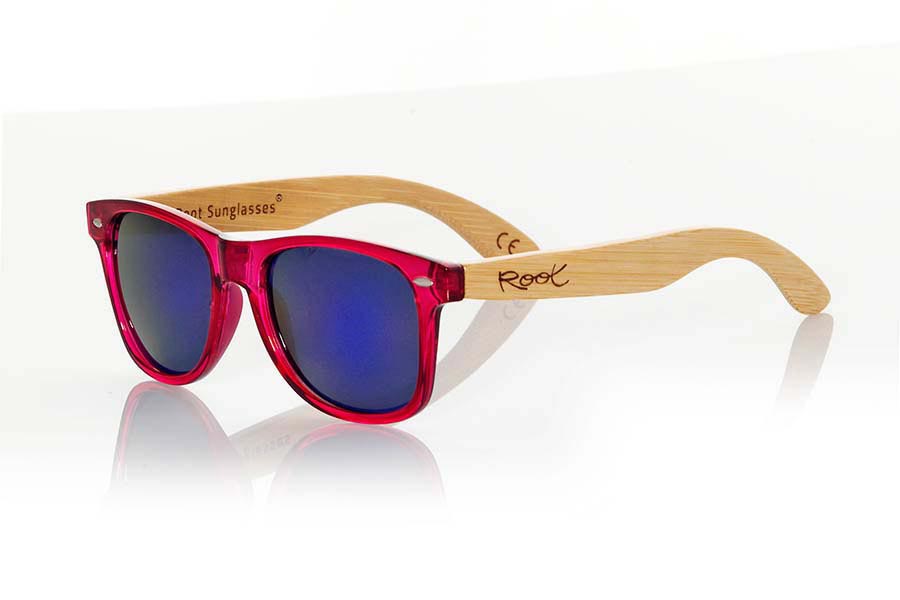 Gafas de Madera Natural de Bambú CANDY PINK. Las gafas de sol Candy Pink están fabricadas con el frontal en material sintético rojo oscuro transparente y las varillas de madera de bambú natural combinadas con cuatro colores de lentes que te permitirán adaptarlas a tu estilo. Medida frontal: 148x50mm Venta al Por Mayor y Detalle | Root Sunglasses® 