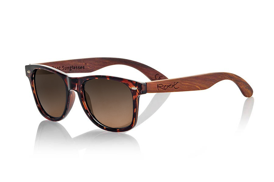 Wood eyewear of Rosewood modelo CANDY TIGER. Candy Tiger sunglasses are made with Carey style synthetic transparent front and sideburns in natural rosewood combined with four lens colors that will adapt perfectly to your taste and your modern style. Front Measure: 148x50mm | Root Sunglasses® 