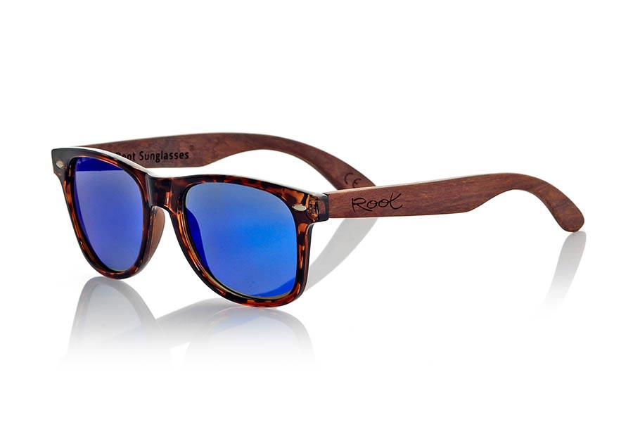 Wood eyewear of Rosewood modelo CANDY TIGER. Candy Tiger sunglasses are made with Carey style synthetic transparent front and sideburns in natural rosewood combined with four lens colors that will adapt perfectly to your taste and your modern style. Front Measure: 148x50mm | Root Sunglasses® 