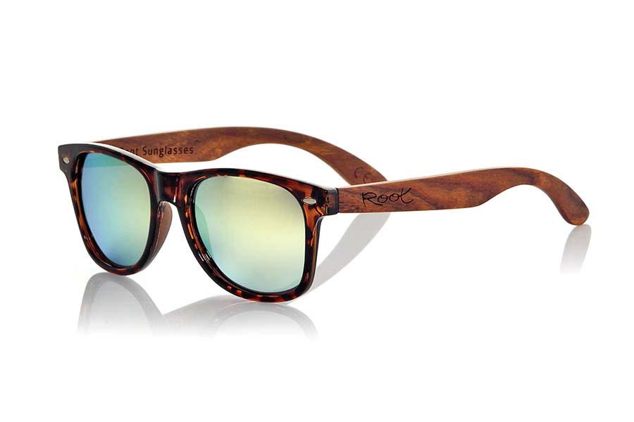 Gafas de Madera Natural de Palisandro CANDY TIGER. Las gafas de sol Candy Tiger están realizadas con el frontal de material sintético transparente estilo carey y las varillas en madera de palisandro natural combinadas con cuatro colores de lentes que se adaptarán a la perfección a tu gusto y a tu estilo moderno. Medida frontal: 148x50mm Venta al Por Mayor y Detalle | Root Sunglasses® 