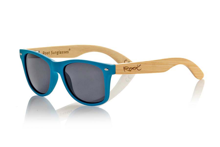 Wood eyewear of Bamboo MATT BLUE. The Matt Blue sunglasses are made with sinthetic front in blue matte color and sideburns in natural bamboo combined with four lens colors that will adapt perfectly to your taste and your modern style. Front Measure: 148x50mm for Wholesale & Retail | Root Sunglasses® 