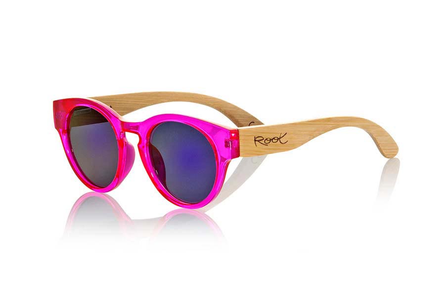 Gafas de Madera Natural de Bambú modelo GUM PINK. Las gafas de sol Gum Pink están realizadas con el frontal de material sintético transparente rosa y las patillas en madera de bambú natural combinadas con cuatro colores de lentes que se adaptarán a la perfección a tu gusto y a tu estilo moderno. Se trata de una montura redondeada unisex de tamaño estándar fácil de llevar. Medida frontal: 148x50mm | Root Sunglasses®