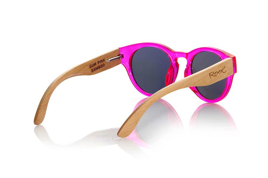 Wood eyewear of Bamboo GUM PINK. Gum Pink sunglasses are made with transparent sinthetic pink color front and sideburns in natural bamboo combined with four lens colors that will adapt perfectly to your taste and your modern style. It is a rounded frame unisex standard size easy to carry. Front Measure: 148x50mm for Wholesale & Retail | Root Sunglasses® 