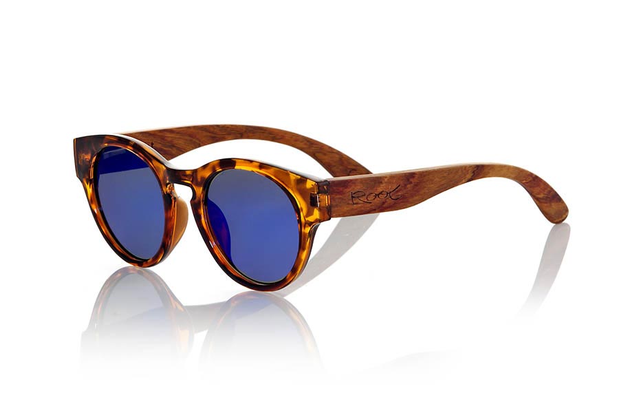 Wood eyewear of Rosewood GUM TIGER. Gum Tiger sunglasses are made with transparent sinthetic carey style color front and sideburns in natural rosewood combined with four lens colors that will adapt perfectly to your taste and your modern style. It is a rounded frame unisex standard size easy to carry. Front Measure: 148x50mm for Wholesale & Retail | Root Sunglasses® 