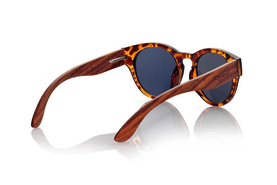 Wood eyewear of Rosewood GUM TIGER. Gum Tiger sunglasses are made with transparent sinthetic carey style color front and sideburns in natural rosewood combined with four lens colors that will adapt perfectly to your taste and your modern style. It is a rounded frame unisex standard size easy to carry. Front Measure: 148x50mm for Wholesale & Retail | Root Sunglasses® 