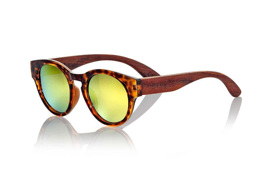 Wood eyewear of Rosewood GUM TIGER. Gum Tiger sunglasses are made with transparent sinthetic carey style color front and sideburns in natural rosewood combined with four lens colors that will adapt perfectly to your taste and your modern style. It is a rounded frame unisex standard size easy to carry. Front Measure: 148x50mm for Wholesale & Retail | Root Sunglasses® 