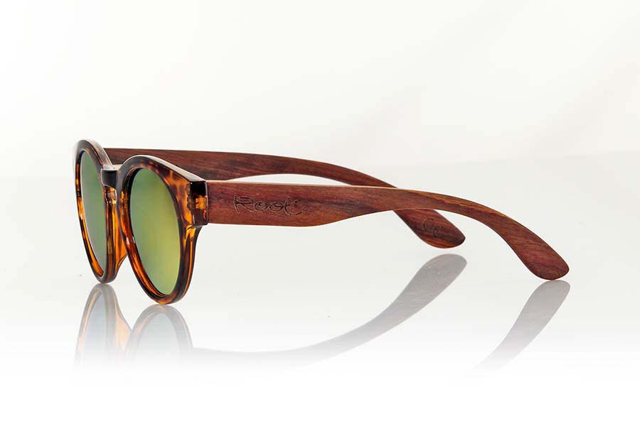 Wood eyewear of Rosewood GUM TIGER. Gum Tiger sunglasses are made with transparent sinthetic carey style color front and sideburns in natural rosewood combined with four lens colors that will adapt perfectly to your taste and your modern style. It is a rounded frame unisex standard size easy to carry. Front Measure: 148x50mm for Wholesale & Retail | Root Sunglasses® 