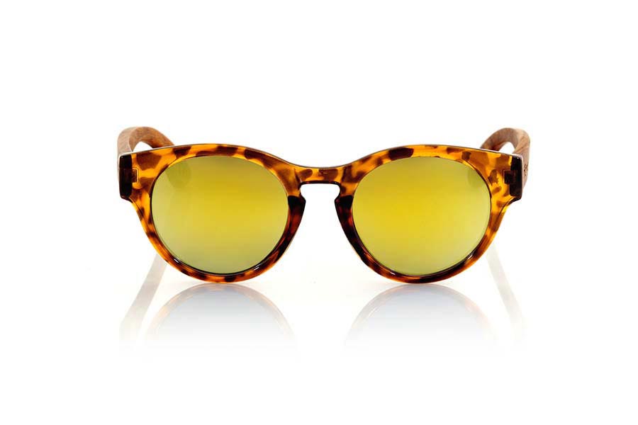 Gafas de Madera Natural de Palisandro GUM TIGER. Las gafas de sol Gum Tiger están realizadas con el frontal de material sintético de color estilo Carey transparente y las varillas en madera de palisandro natural combinadas con cuatro colores de lentes que se adaptarán a la perfección a tu gusto y a tu estilo moderno. Se trata de una montura redondeada unisex de tamaño estándar fácil de llevar. Medida frontal: 148x50mm Venta al Por Mayor y Detalle | Root Sunglasses® 