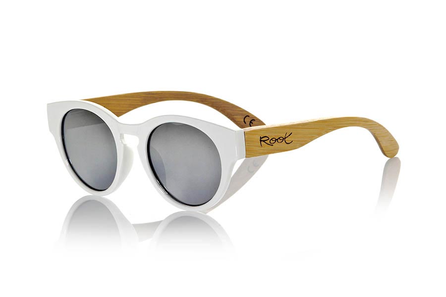 Wood eyewear of Bamboo GUM WHITE. Gum White sunglasses are made with sinthetic White shine front and sideburns in natural bamboo combined with four lens colors that will adapt perfectly to your taste and your modern style. It is a rounded frame unisex standard size easy to carry. Front Measure: 148x50mm for Wholesale & Retail | Root Sunglasses® 