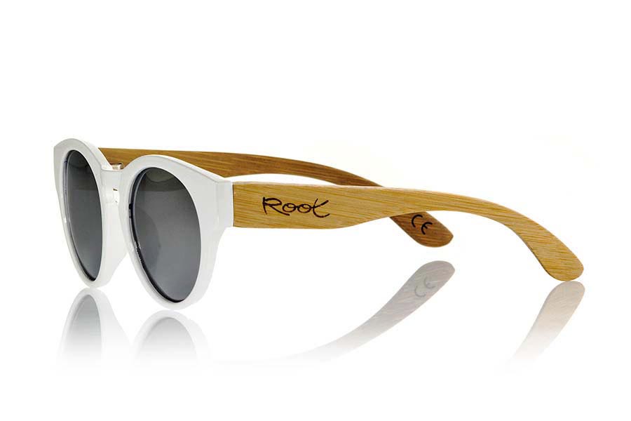 Wood eyewear of Bamboo GUM WHITE. Gum White sunglasses are made with sinthetic White shine front and sideburns in natural bamboo combined with four lens colors that will adapt perfectly to your taste and your modern style. It is a rounded frame unisex standard size easy to carry. Front Measure: 148x50mm for Wholesale & Retail | Root Sunglasses® 