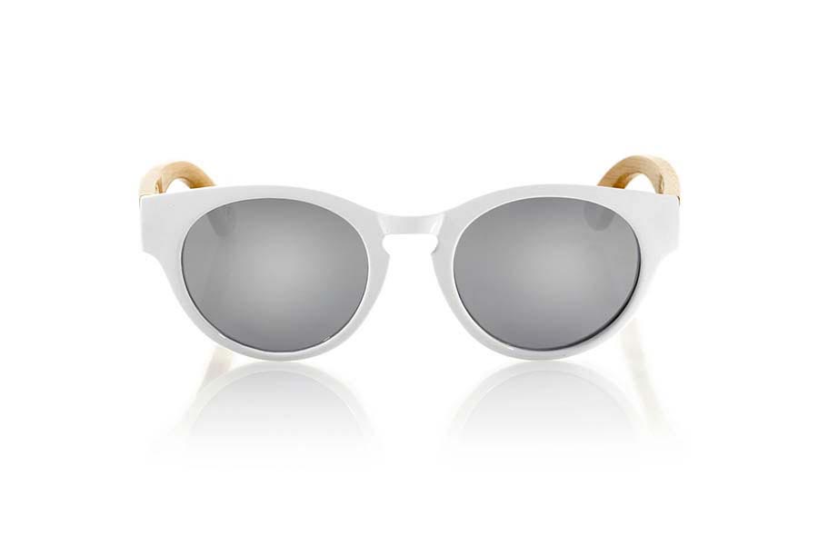 Gafas de Madera Natural de Bambú GUM WHITE. Las gafas de sol Gum White están realizadas con el frontal de material sintético de color blanco brillante y las varillas en madera de bambú natural combinadas con cuatro colores de lentes que se adaptarán a la perfección a tu gusto y a tu estilo moderno. Se trata de una montura redondeada unisex de tamaño estándar fácil de llevar. Medida frontal: 148x50mm Venta al Por Mayor y Detalle | Root Sunglasses® 