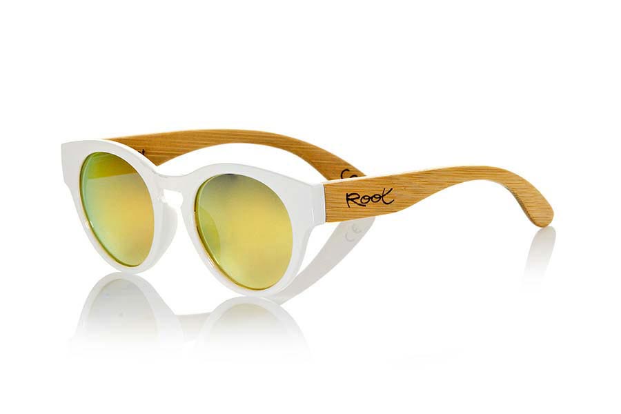 Wood eyewear of Bamboo GUM WHITE. Gum White sunglasses are made with sinthetic White shine front and sideburns in natural bamboo combined with four lens colors that will adapt perfectly to your taste and your modern style. It is a rounded frame unisex standard size easy to carry. Front Measure: 148x50mm for Wholesale & Retail | Root Sunglasses® 