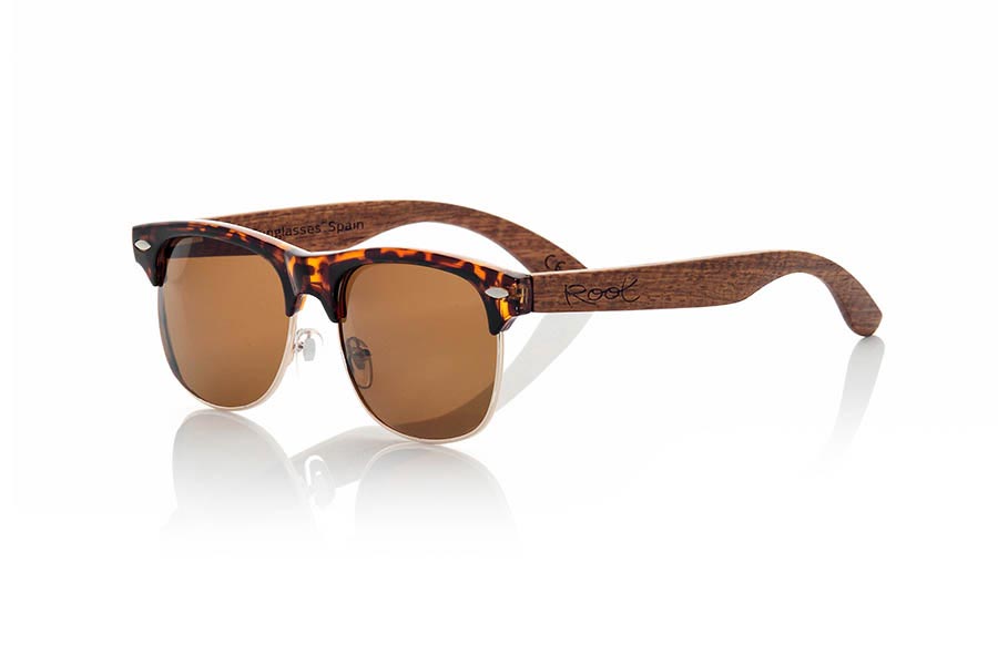 Wood eyewear of Rosewood PARIS. PARIS sunglasses are made with synthetic color front Carey and sideburns natural wood Rosewood. This is a classic saddle, very popular style to the Clubmaster with the gold hoop series combined with lenses Brown or Orange REVO. You'll love this model optimized measurements made with materials of high quality and perfect finish. Front Measure: 145x50mm for Wholesale & Retail | Root Sunglasses® 