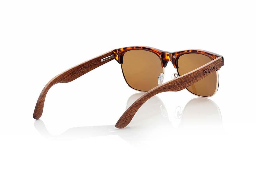 Gafas de Madera Natural de Palisandro PARIS. Las gafas de sol PARIS están fabricadas con el frontal sintético en color Carey  y las varillas en madera de Palisandro natural. Se trata de una montura clásica, muy popular estilo a la Clubmaster con el aro dorado combinadas de serie con lentes Marrones o Naranja REVO. Te encantará este modelo de medidas optimizadas fabricado con materiales de alta calidad y una terminación perfecta. Medida frontal: 145x50mm Venta al Por Mayor y Detalle | Root Sunglasses® 