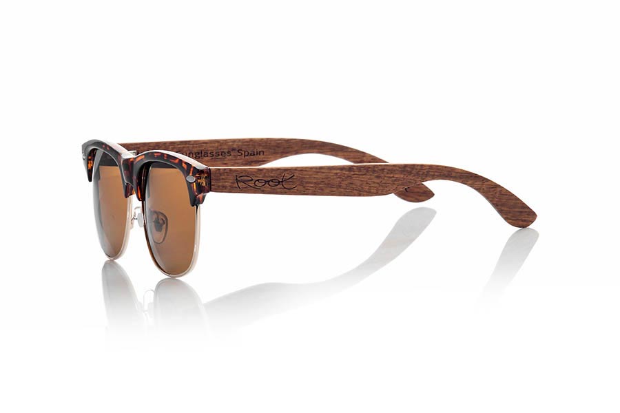 Wood eyewear of Rosewood PARIS. PARIS sunglasses are made with synthetic color front Carey and sideburns natural wood Rosewood. This is a classic saddle, very popular style to the Clubmaster with the gold hoop series combined with lenses Brown or Orange REVO. You'll love this model optimized measurements made with materials of high quality and perfect finish. Front Measure: 145x50mm for Wholesale & Retail | Root Sunglasses® 