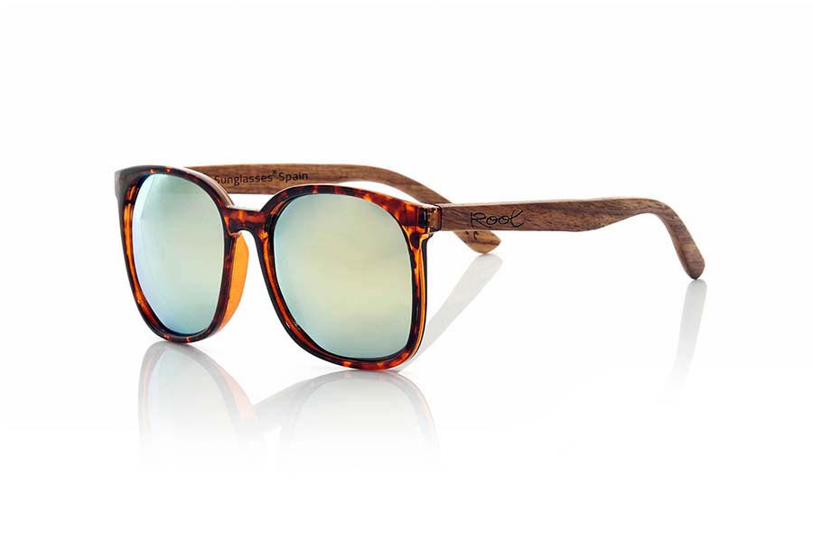 Wood eyewear of Rosewood LISBON. LISBON sunglasses are made with synthetic color front Carey and sideburns natural wood PALISANDRO. It is oriented at women oversized size you love if you like big sunglasses frame. Front Measure: 142x56mm for Wholesale & Retail | Root Sunglasses® 