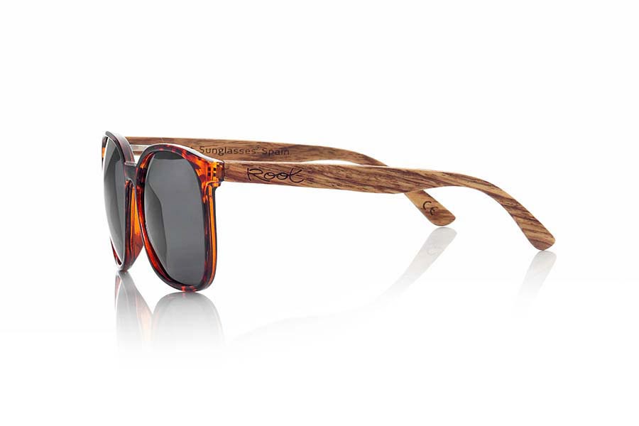 Wood eyewear of Rosewood LISBON. LISBON sunglasses are made with synthetic color front Carey and sideburns natural wood PALISANDRO. It is oriented at women oversized size you love if you like big sunglasses frame. Front Measure: 142x56mm for Wholesale & Retail | Root Sunglasses® 