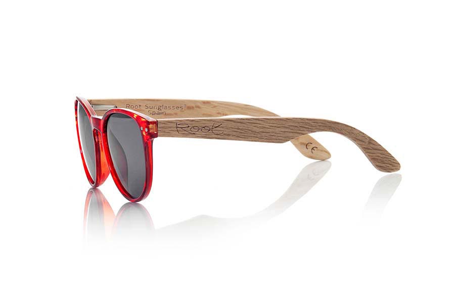 Wood eyewear of Duwood VIENNA. VIENNA sunglasses are made of synthetic material front carey red color and wooden pins Natural Duwood. It is a model of fine rounded shapes and mount that feel good to all kinds of people, VIENNA glasses have been combined as standard with Grey and Purple REVO lenses. Front Measure: 143x47mm for Wholesale & Retail | Root Sunglasses® 