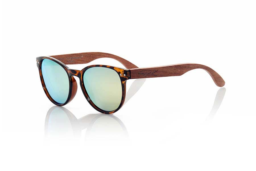 Wood eyewear of Rosewood GENOA. GENOA sunglasses are made from the front in plastic tortoiseshell colored and sideburns PALISANDRO Natural wood. This is a very fine pattern rounded shapes and mount that feel good to all kinds of people, GENOA glasses have been combined as standard with lenses Grey, Brown and Yellow REVO. Front Measure: 143x47mm for Wholesale & Retail | Root Sunglasses® 