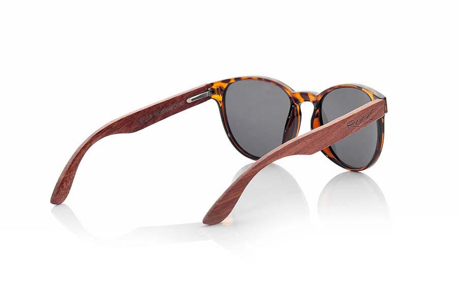 Wood eyewear of Rosewood GENOA. GENOA sunglasses are made from the front in plastic tortoiseshell colored and sideburns PALISANDRO Natural wood. This is a very fine pattern rounded shapes and mount that feel good to all kinds of people, GENOA glasses have been combined as standard with lenses Grey, Brown and Yellow REVO. Front Measure: 143x47mm for Wholesale & Retail | Root Sunglasses® 