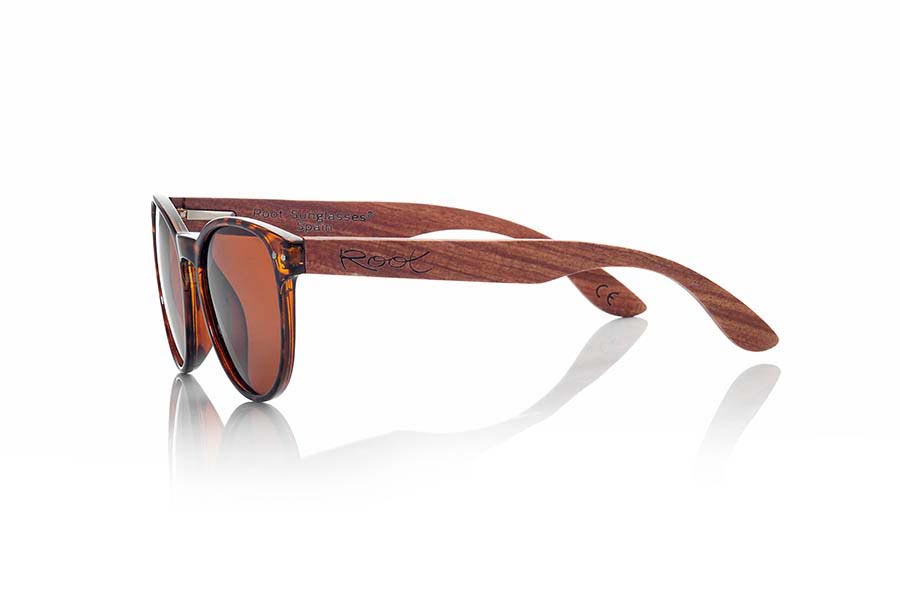 Wood eyewear of Rosewood GENOA. GENOA sunglasses are made from the front in plastic tortoiseshell colored and sideburns PALISANDRO Natural wood. This is a very fine pattern rounded shapes and mount that feel good to all kinds of people, GENOA glasses have been combined as standard with lenses Grey, Brown and Yellow REVO. Front Measure: 143x47mm for Wholesale & Retail | Root Sunglasses® 