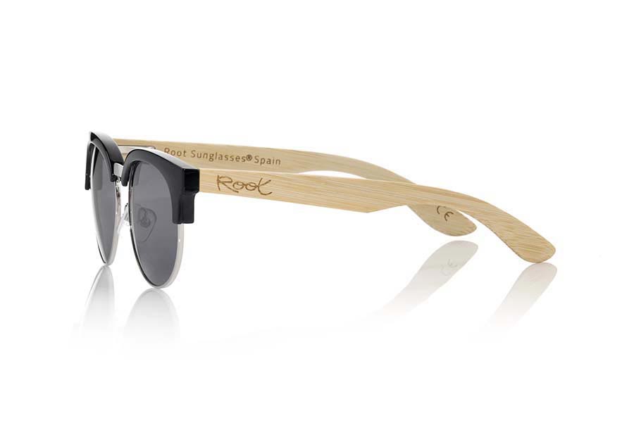 Wood eyewear of Bamboo DUNE BLACK. DUNE BLACK sunglasses are made with black synthetic material front and sideburns in natural bamboo wood, open front, metallic bridge with adjustable nose pads combined with four colors of lenses that will adapt perfectly to your taste and to your modern style. Measure front: 139X49mm for Wholesale & Retail | Root Sunglasses® 