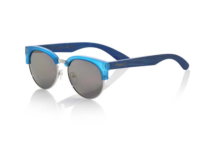 Gafas de Madera Natural de  DUNE BLUE. Las gafas de sol DUNE BLUE están realizadas con el frontal de material sintético azul transparente mate y las varillas en madera de bambú tintado azul, con el frontal abierto, puente metálico y pads ajustables para la nariz combinadas con cuatro colores de lentes que se adaptarán a la perfección a tu gusto y a tu estilo moderno. Medida frontal: 139X49mm Venta al Por Mayor y Detalle | Root Sunglasses® 