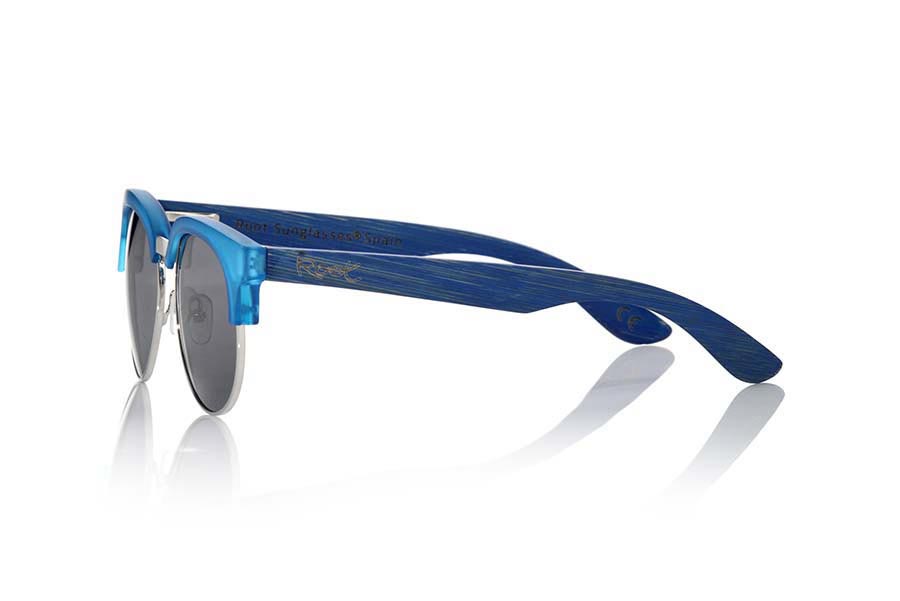 Gafas de Madera Natural de  DUNE BLUE. Las gafas de sol DUNE BLUE están realizadas con el frontal de material sintético azul transparente mate y las varillas en madera de bambú tintado azul, con el frontal abierto, puente metálico y pads ajustables para la nariz combinadas con cuatro colores de lentes que se adaptarán a la perfección a tu gusto y a tu estilo moderno. Medida frontal: 139X49mm Venta al Por Mayor y Detalle | Root Sunglasses® 