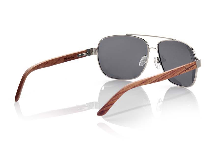 Wood eyewear of Rosewood MOSCOW. MOSCOW sunglasses are manufactured with metal frame and sideburns in natural rosewood. A classic Aviator style but more angular combined con4 series lenses. You'll love the combination in wood rosewood and her look. Front size: 145x50mm for Wholesale & Retail | Root Sunglasses® 