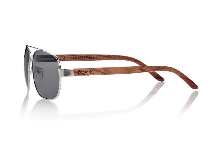 Wood eyewear of Rosewood MOSCOW. MOSCOW sunglasses are manufactured with metal frame and sideburns in natural rosewood. A classic Aviator style but more angular combined con4 series lenses. You'll love the combination in wood rosewood and her look. Front size: 145x50mm for Wholesale & Retail | Root Sunglasses® 