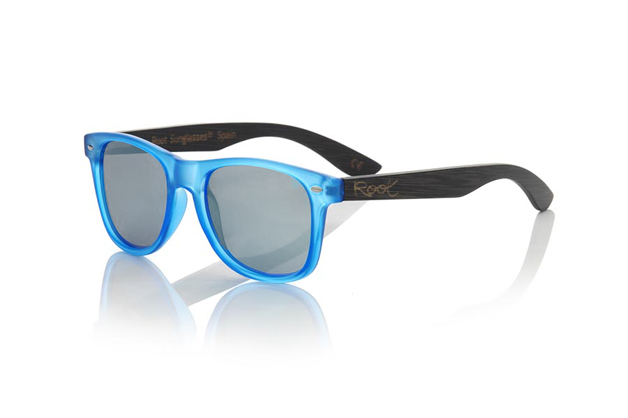 Wood eyewear of Bamboo SUN BLUE MX. SUN BLUE MX sunglasses are manufactured with the front panel transparent matte blue synthetic material and natural bamboo wood pins combined with four colors of lenses that allow you to adapt to your style. Front size: 145x48mm for Wholesale & Retail | Root Sunglasses® 