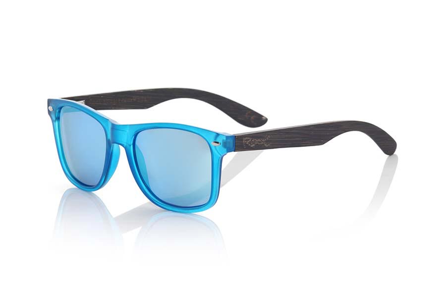 Gafas de Madera Natural de Bambú modelo SUN BLUE MX. Las gafas de sol SUN BLUE MX están fabricadas con el frontal en material sintético azul transparente mate y las patillas de madera de bambú natural combinadas con cuatro colores de lentes que te permitirán adaptarlas a tu estilo. Medida frontal: 145x48mm | Root Sunglasses®