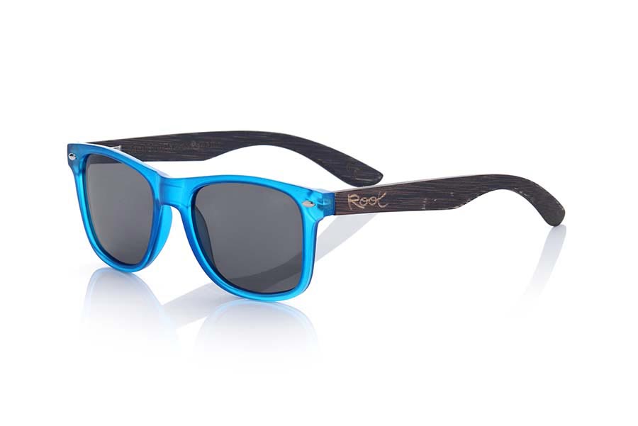 Gafas de Madera Natural de Bambú SUN BLUE MX. Las gafas de sol SUN BLUE MX están fabricadas con el frontal en material sintético azul transparente mate y las varillas de madera de bambú natural combinadas con cuatro colores de lentes que te permitirán adaptarlas a tu estilo. Medida frontal: 145x48mm Venta al Por Mayor y Detalle | Root Sunglasses® 