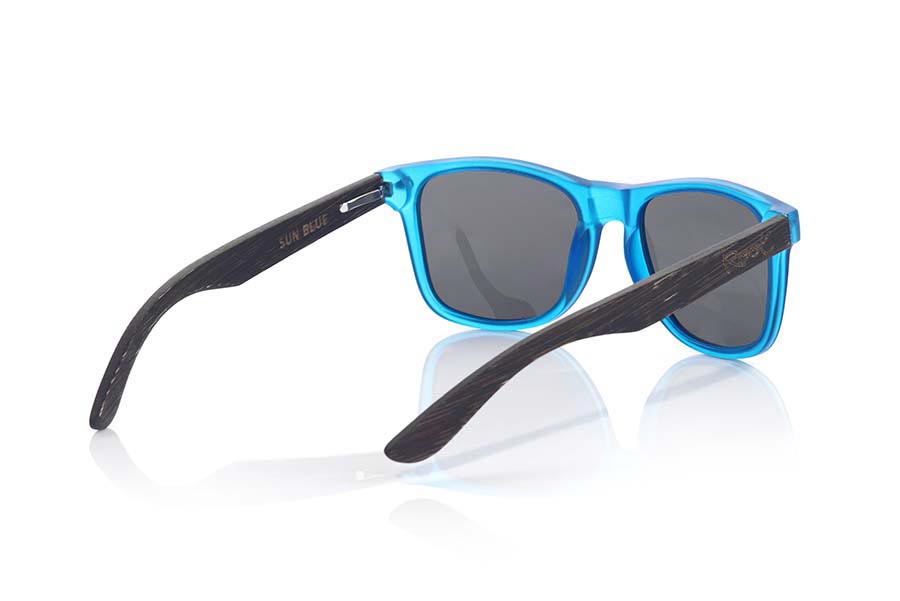 Wood eyewear of Bamboo SUN BLUE MX. SUN BLUE MX sunglasses are manufactured with the front panel transparent matte blue synthetic material and natural bamboo wood pins combined with four colors of lenses that allow you to adapt to your style. Front size: 145x48mm for Wholesale & Retail | Root Sunglasses® 