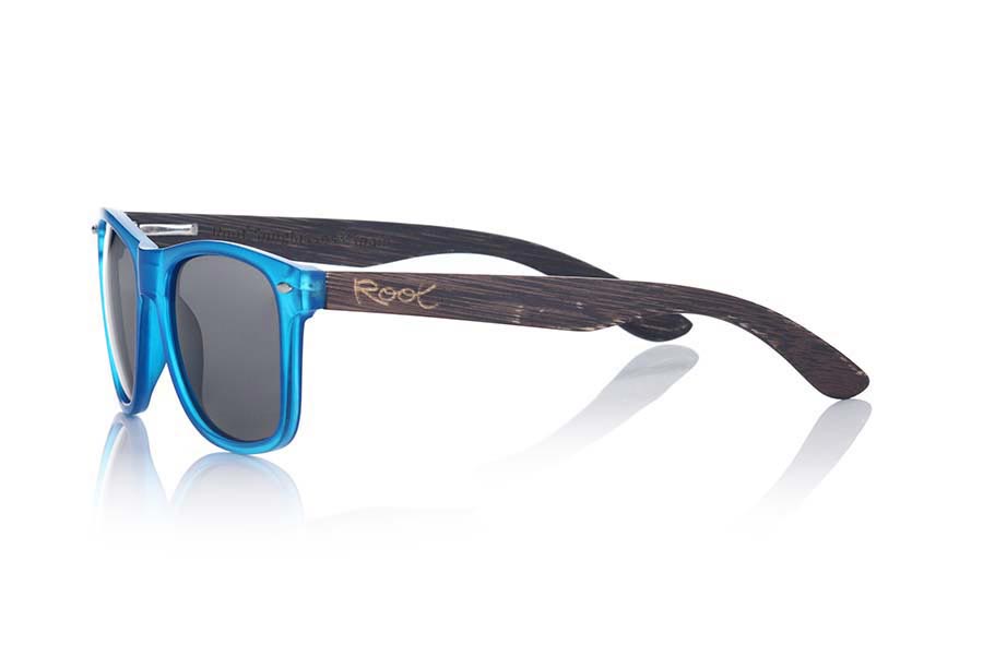 Wood eyewear of Bamboo SUN BLUE MX. SUN BLUE MX sunglasses are manufactured with the front panel transparent matte blue synthetic material and natural bamboo wood pins combined with four colors of lenses that allow you to adapt to your style. Front size: 145x48mm for Wholesale & Retail | Root Sunglasses® 