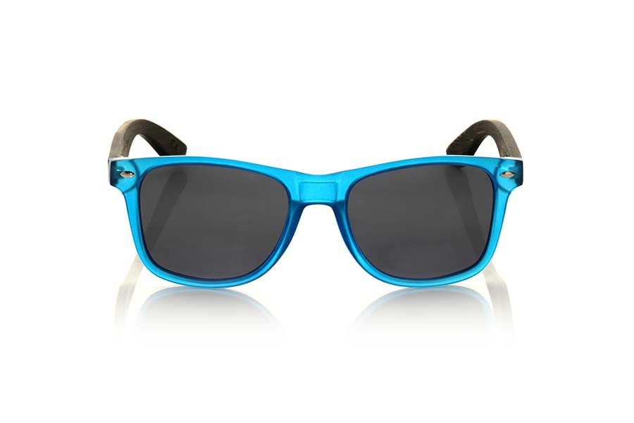 Gafas de Madera Natural de Bambú SUN BLUE MX. Las gafas de sol SUN BLUE MX están fabricadas con el frontal en material sintético azul transparente mate y las varillas de madera de bambú natural combinadas con cuatro colores de lentes que te permitirán adaptarlas a tu estilo. Medida frontal: 145x48mm Venta al Por Mayor y Detalle | Root Sunglasses® 