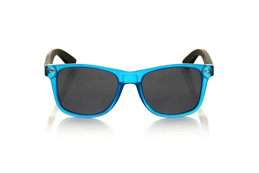 Gafas de Madera Natural de Bambú SUN BLUE MX. Las gafas de sol SUN BLUE MX están fabricadas con el frontal en material sintético azul transparente mate y las varillas de madera de bambú natural combinadas con cuatro colores de lentes que te permitirán adaptarlas a tu estilo. Medida frontal: 145x48mm Venta al Por Mayor y Detalle | Root Sunglasses® 