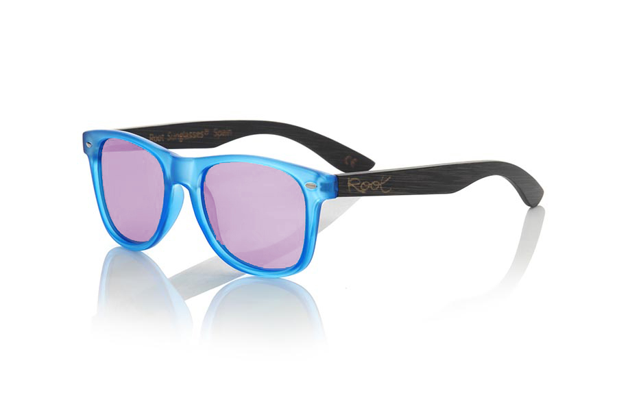 Wood eyewear of Bamboo SUN BLUE MX. SUN BLUE MX sunglasses are manufactured with the front panel transparent matte blue synthetic material and natural bamboo wood pins combined with four colors of lenses that allow you to adapt to your style. Front size: 145x48mm for Wholesale & Retail | Root Sunglasses® 