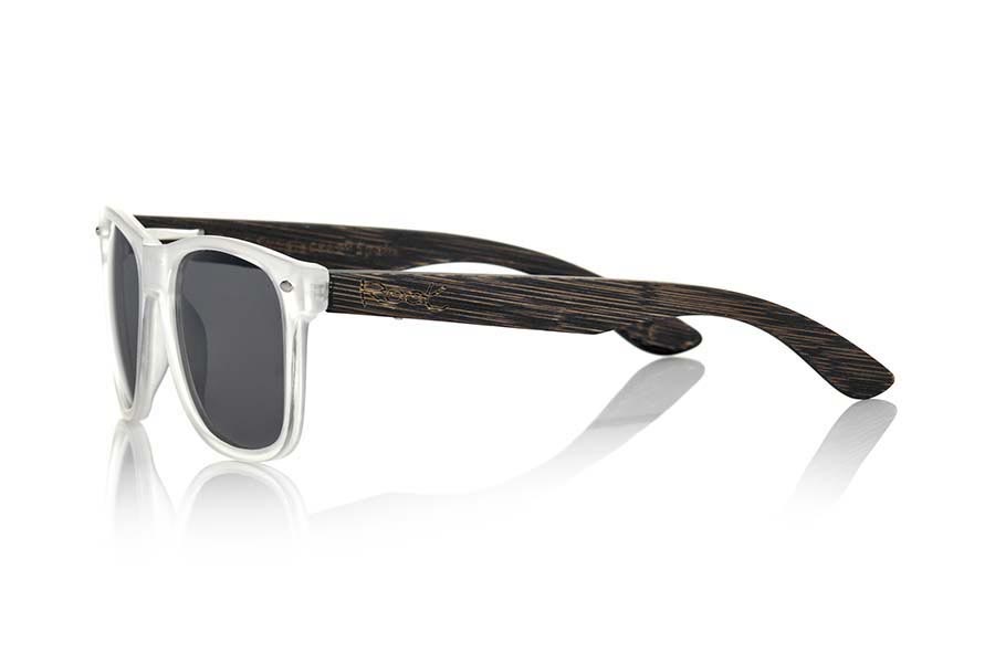 Gafas de Madera Natural de  SUN TR MX. Las gafas de sol SUN TR MX están fabricadas con el frontal en material sintético transparente mate y las varillas de madera de bambú natural combinadas con cuatro colores de lentes que te permitirán adaptarlas a tu estilo. Medida frontal: 145x48mm Venta al Por Mayor y Detalle | Root Sunglasses® 