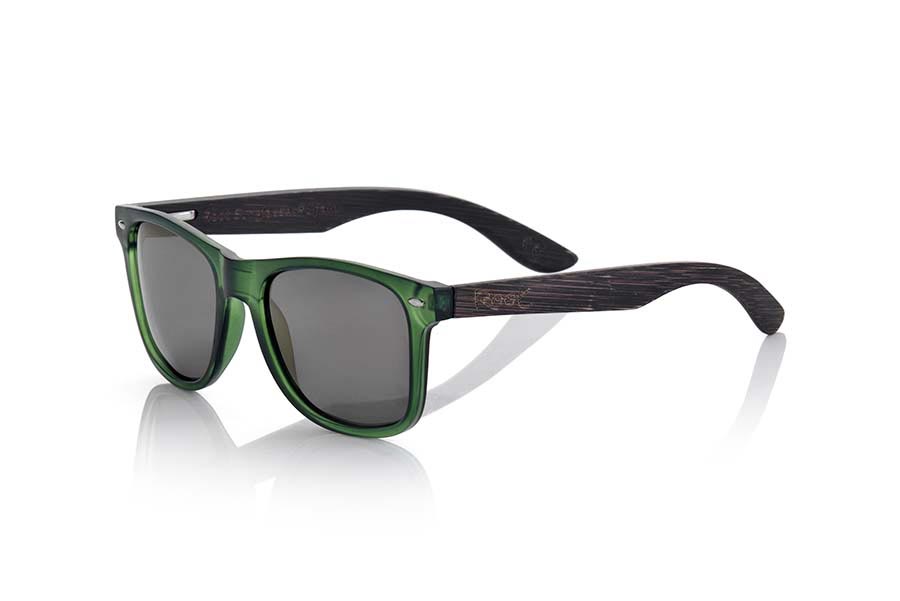 Gafas de Madera Natural de  SUN GREEN MX. Las gafas de sol SUN GREEN MX están fabricadas con el frontal en material sintético verde transparente mate y las varillas de madera de bambú natural combinadas con cuatro colores de lentes que te permitirán adaptarlas a tu estilo. Medida frontal: 145x48mm Venta al Por Mayor y Detalle | Root Sunglasses® 