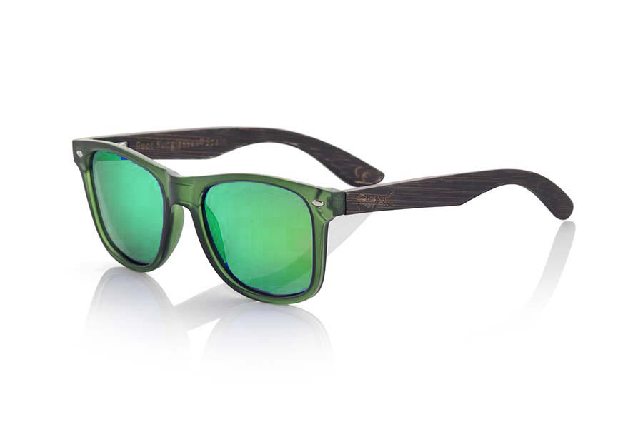 Wood eyewear of  modelo SUN GREEN MX. SUN GREEN MX sunglasses are manufactured with the front panel green Matt transparent synthetic material and natural bamboo wood pins combined with four colors of lenses that allow you to adapt to your style. Front size: 145x48mm | Root Sunglasses® 