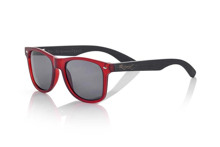 Wood eyewear of Bamboo modelo SUN RED MX. SUN network MX sunglasses are manufactured with the front panel red matte transparent synthetic material and natural bamboo wood pins combined with four colors of lenses that allow you to adapt to your style. Front size: 145x48mm | Root Sunglasses® 