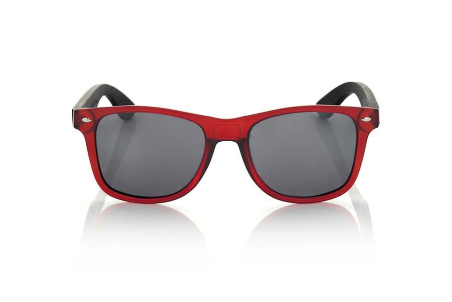 Gafas de Madera Natural de Bambú SUN RED MX. Las gafas de sol SUN RED MX están fabricadas con el frontal en material sintético ROJO transparente mate y las varillas de madera de bambú natural combinadas con cuatro colores de lentes que te permitirán adaptarlas a tu estilo. Medida frontal: 145x48mm Venta al Por Mayor y Detalle | Root Sunglasses® 